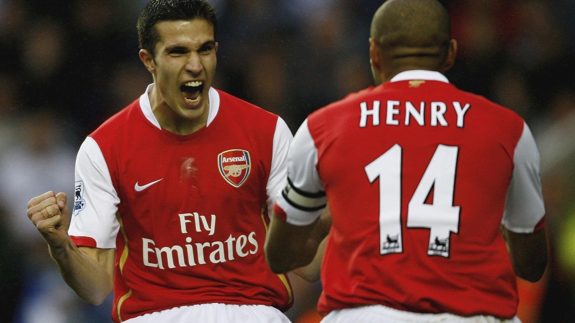 “高新体育中心:羽毛球选手们上演极限对决”